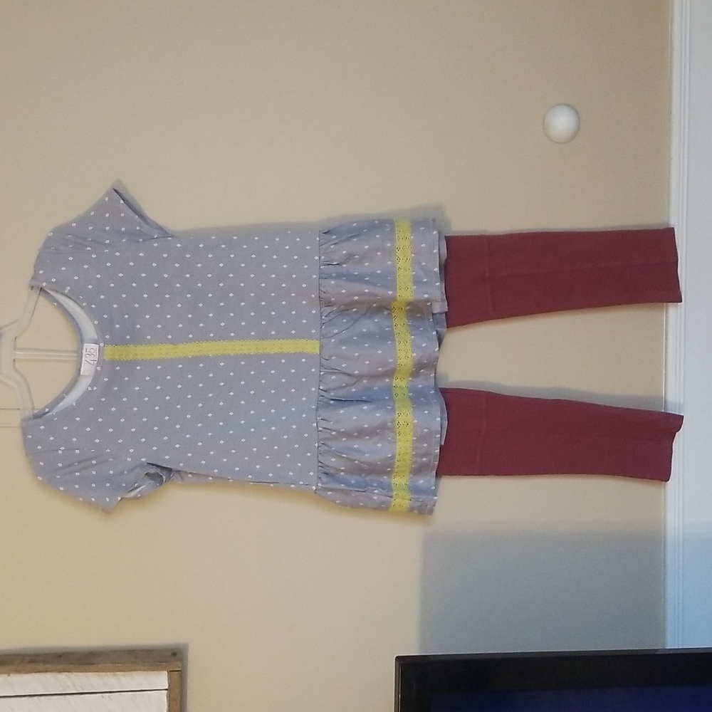 Girl's Matilda Jane outfit. Short sleeve top and leggings.